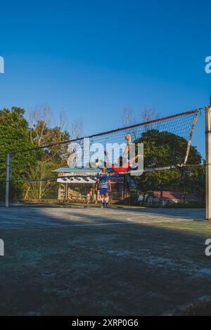 Balikpapan, Indonesien - 1. August 2024. Sepak Takraw ist eine traditionelle Sportart aus Südostasien, die ursprünglich aus China stammt. Stockfoto