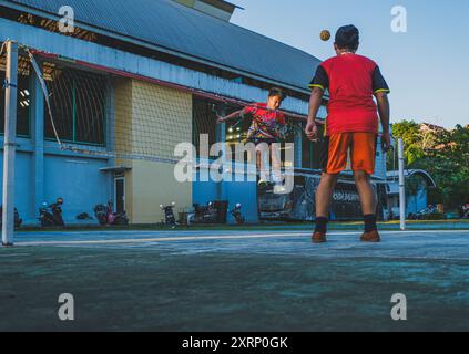 Balikpapan, Indonesien - 1. August 2024. Sepak Takraw ist eine traditionelle Sportart aus Südostasien, die ursprünglich aus China stammt. Stockfoto