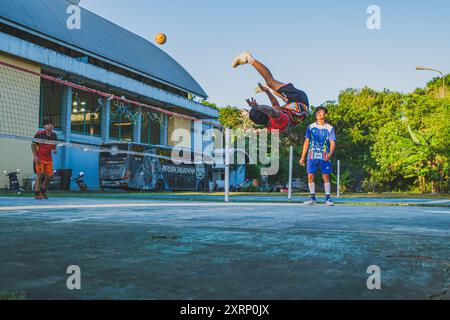 Balikpapan, Indonesien - 1. August 2024. Der sepak-Takraw-Spieler führte einen akrobatischen Zug durch, während er über den Kopf trat. Stockfoto