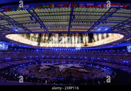 Paris, Frankreich. August 2024. Feuerwerk während der Abschlusszeremonie der Olympischen Spiele 2024 im Stade de France in Saint-Denis, Frankreich. (Kreditbild: © Paul Kitagaki, Jr./ZUMA Press Wire) NUR REDAKTIONELLE VERWENDUNG! Nicht für kommerzielle ZWECKE! Quelle: ZUMA Press, Inc./Alamy Live News Stockfoto