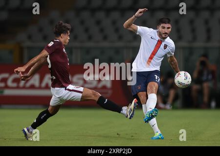 Turin, Italien. August 2024. Alessandro Caporale von Cosenza Calcio übergibt den Ball, als Samuele Ricci vom Torino FC während des Coppa Italia-Spiels im Stadio Grande Torino in Turin antritt. Der Bildnachweis sollte lauten: Jonathan Moscrop/Sportimage Credit: Sportimage Ltd/Alamy Live News Stockfoto