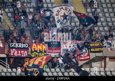 Turin, Italien. August 2024. Die Fans von Cosenza Calcio bejubeln ihr Team während des Spiels Coppa Italia im Stadio Grande Torino, Turin. Der Bildnachweis sollte lauten: Jonathan Moscrop/Sportimage Credit: Sportimage Ltd/Alamy Live News Stockfoto