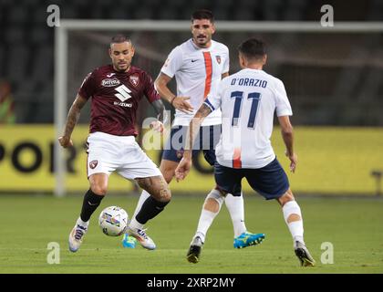 Turin, Italien. August 2024. Antonio Sanabria vom Torino FC kontrolliert den Ball, als Tommaso D’Orazio und Alessandro Caporale von Cosenza Calcio beim Coppa Italia-Spiel im Stadio Grande Torino in Turin antreten. Der Bildnachweis sollte lauten: Jonathan Moscrop/Sportimage Credit: Sportimage Ltd/Alamy Live News Stockfoto