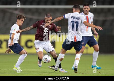 Turin, Italien. August 2024. Antonio Sanabria von Torino FC kontrolliert den Ball, als Tommaso D’Orazio, Alessandro Caporale und Aldo Florenzi von Cosenza Calcio im Stadio Grande Torino in Turin antreten. Der Bildnachweis sollte lauten: Jonathan Moscrop/Sportimage Credit: Sportimage Ltd/Alamy Live News Stockfoto