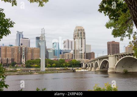 Die dritte Avenue Bridge über den Mississipi River und die Skyline mit modernen Architekturgebäuden von Minneapolis, Minnesota, USA Stockfoto