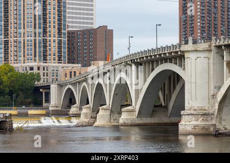 Die dritte Avenue Bridge über den Mississipi River und die Skyline mit modernen Architekturgebäuden von Minneapolis, Minnesota, USA Stockfoto