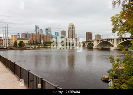 Die dritte Avenue Bridge über den Mississipi River und die Skyline mit modernen Architekturgebäuden von Minneapolis, Minnesota, USA Stockfoto