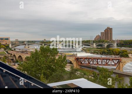 Die dritte Avenue Bridge über den Mississipi River und die Skyline mit modernen Architekturgebäuden von Minneapolis, Minnesota, USA Stockfoto