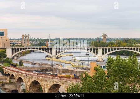 Die dritte Avenue Bridge über den Mississipi River und die Skyline mit modernen Architekturgebäuden von Minneapolis, Minnesota, USA Stockfoto