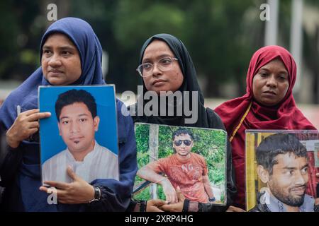 Dhaka, Bangladesch. August 2024. Familienangehörige von Opfern des Verschwindenlassens, die angeblich von Regierungsbehörden während der Herrschaft der Awami-Liga begangen wurden, halten Porträts ihrer verschwundenen Verwandten, während sie vor dem Shaheed Minar um ihre Rückkehr bitten. Verwandte der Opfer des Verschwindenlassens haben die Rückgabe ihrer Angehörigen gefordert. Die Veranstaltung wurde von der sozialen Organisation „Mayer Daak“ organisiert. Quelle: SOPA Images Limited/Alamy Live News Stockfoto