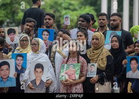 Dhaka, Bangladesch. August 2024. Familienangehörige von Opfern des Verschwindenlassens, die angeblich von Regierungsbehörden während der Herrschaft der Awami-Liga begangen wurden, halten Porträts ihrer verschwundenen Verwandten, während sie vor dem Shaheed Minar um ihre Rückkehr bitten. Verwandte der Opfer des Verschwindenlassens haben die Rückgabe ihrer Angehörigen gefordert. Die Veranstaltung wurde von der sozialen Organisation „Mayer Daak“ organisiert. Quelle: SOPA Images Limited/Alamy Live News Stockfoto