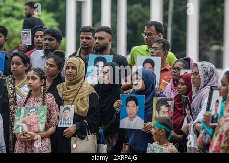 Dhaka, Bangladesch. August 2024. Familienangehörige von Opfern des Verschwindenlassens, die angeblich von Regierungsbehörden während der Herrschaft der Awami-Liga begangen wurden, halten Porträts ihrer verschwundenen Verwandten, während sie vor dem Shaheed Minar um ihre Rückkehr bitten. Verwandte der Opfer des Verschwindenlassens haben die Rückgabe ihrer Angehörigen gefordert. Die Veranstaltung wurde von der sozialen Organisation „Mayer Daak“ organisiert. Quelle: SOPA Images Limited/Alamy Live News Stockfoto