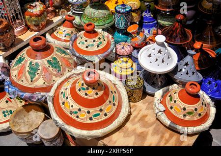 Marokkanische Tajine zum Verkauf auf Stall, Medina, Marokko, Tanger, Tanger-Tétouan Region kochen Terrakotta Stockfoto