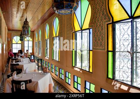 Balkonrestaurant im historischen Hotel Continental (1870), Rue dar El Baroud, Medina, Tanger, Region Tangier-Tétouan, Marokko Stockfoto