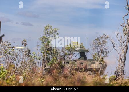 US-Marines mit Alpha Company, 1st Light Armored Reconnaissance Battalion, 1st Marine Division, feuern eine ABSCHLEPPRAKETE BGM-71 aus einem LAV-Anti-Panzer-leichten gepanzerten Fahrzeug als Teil einer kombinierten Waffen-Live-Feuerübung während der Übung Predator’s Run 24 im Mount Bundey Training Area, NT, Australien, 5. August 2024. Während der Rapid Deployment Übung entsandte die 1st LAR schnell vom Marine Corps Base Camp Pendleton, Kalifornien, USA, nach Australien, mit strategischem Aufzug und Schiene, um an der 1. Brigade teilzunehmen, geführt von der australischen Armee, Übung Predator’s Run 24. Exercise Predator’s Run 24 bietet Marine Rotationa Stockfoto