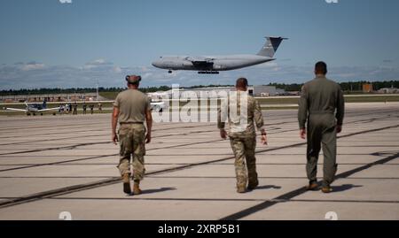 Mitglieder der U.S. Air Force aus verschiedenen Einheiten der Air National Guard im ganzen Land beobachten, wie eine C-5 Galaxie während der Übung Northern Strike 24-2 in Camp Grayling, Michigan, am 9. August 2024 für einen Nassflügelentank landet. Northern Strike 24-2, eine der größten Vorbereitungsübungen für Reservekomponenten des Verteidigungsministeriums, soll vom 3. Bis 17. August 2024 im National All Domain Warfight Center (NADWC) in Michigan stattfinden. Über 6.300 Teilnehmer aus 32 staaten und Gebieten sowie mehrere internationale Teilnehmer werden sich auf der NADWC zusammenfinden. Northern Strike ist die wichtigste Reserve-Komponente Stockfoto