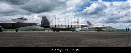 F-22 Raptors der US Air Force vom 27. Expeditionary Fighter Squadron Taxi neben einem leichten Jet Jet Jet Jet Jet Jet FA-50PH der philippinischen Air Force während dynamischer Einsatzoperationen auf der Basa Air Base Philippines, 8. August 2024. Dynamic Force Employment ist entscheidend für die Verbesserung der Zusammenarbeit und Interoperabilität der US-amerikanischen und philippinischen Luftwaffe in einem freien und offenen Indo-Pazifik. (Foto der U.S. Air Force von Staff Sgt. Edward Coddington) Stockfoto