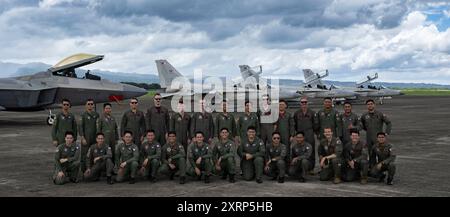 F-22 Raptor-Piloten der 27th Expeditionary Fighter Squadron und FA-50PH Light Jet Fighter Piloten der Philippine Air Force posieren für ein Gruppenfoto auf der Basa Air Base, Philippinen, 8. August 2024. Dynamic Force Employment ist entscheidend für die Verbesserung der Zusammenarbeit und Interoperabilität der US-amerikanischen und philippinischen Luftwaffe in einem freien und offenen Indo-Pazifik. (Foto der U.S. Air Force von Staff Sgt. Edward Coddington) Stockfoto