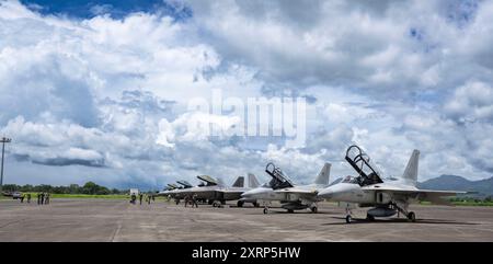 F-22 Raptoren der US Air Force vom 27th Expeditionary Fighter Squadron Taxi neben den philippinischen Luftwaffe FA-50PH leichte Jet Jäger während der dynamischen Arbeitskräfte am Basa Air Base, Philippinen, 8. August 2024. Dynamic Force Employment ist entscheidend für die Verbesserung der Zusammenarbeit und Interoperabilität der US-amerikanischen und philippinischen Luftwaffe in einem freien und offenen Indo-Pazifik. (Foto der U.S. Air Force von Staff Sgt. Edward Coddington) Stockfoto