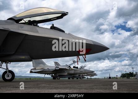 Ein Taxi der US Air Force F-22 Raptor vom 27. Expeditionary Fighter Squadron neben den leichten Jet-Jets FA-50PH der philippinischen Luftwaffe während dynamischer Einsatzoperationen auf der Basa Air Base, Philippinen, 8. August 2024. Dynamic Force Employment ist entscheidend für die Verbesserung der Zusammenarbeit und Interoperabilität der US-amerikanischen und philippinischen Luftwaffe in einem freien und offenen Indo-Pazifik. (Foto der U.S. Air Force von Staff Sgt. Edward Coddington) Stockfoto