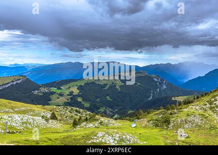 Panoramablick auf den Gardasee vom Monte Baldo, Italien Stockfoto