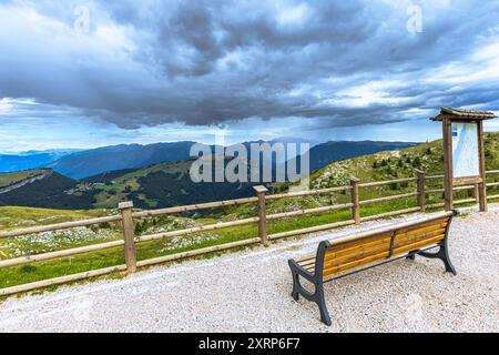 Panoramablick auf den Gardasee vom Monte Baldo, Italien Stockfoto