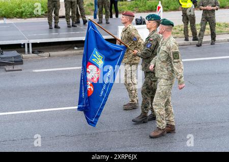 Warschau, Polen. August 2024. Soldaten der Litauisch-Polnisch-ukrainischen Brigade marschieren mit einer Flagge während einer Probe für die Polnische Armee-Tag-Parade. Der Minister für nationale Verteidigung der Republik Polen Wladyslaw Kosiniak-Kamysz hielt nach der Probe der bevorstehenden Militärparade eine Pressekonferenz ab, an der mehr als 2.500 Soldaten aus allen Zweigen der polnischen Streitkräfte teilnehmen werden. Quelle: SOPA Images Limited/Alamy Live News Stockfoto