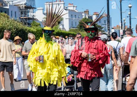 Broadstairs, Großbritannien. August 2024. Morris-Tänzer posieren für ein Foto vor der Vorstellung des Teams in Broadstairs. Die Broadstairs Folk Week ist ein unabhängig organisiertes Festival. Es begann 1965, den englischen Volkstanz zu feiern. Im Laufe der Jahre kamen Konzerte, Workshops und Paraden hinzu. Quelle: SOPA Images Limited/Alamy Live News Stockfoto