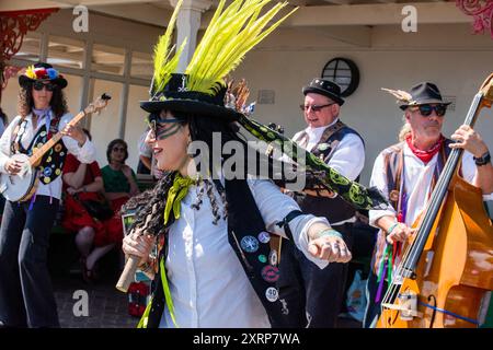 Broadstairs, Großbritannien. August 2024. Ein Mitglied von The Dead Horse Morris tritt auf, während die Band Musik spielt. Die Broadstairs Folk Week ist ein unabhängig organisiertes Festival. Es begann 1965, den englischen Volkstanz zu feiern. Im Laufe der Jahre kamen Konzerte, Workshops und Paraden hinzu. (Foto: Krisztian Elek/SOPA Images/SIPA USA) Credit: SIPA USA/Alamy Live News Stockfoto