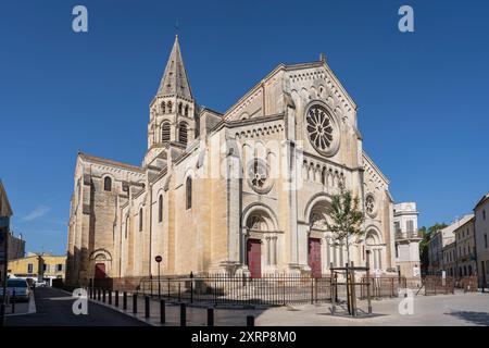 Nîmes, Gard, Frankreich - 08 04 2024 : Blick auf die Fassade der Kirche St. Paul und den Glockenturm im Sommer Stockfoto