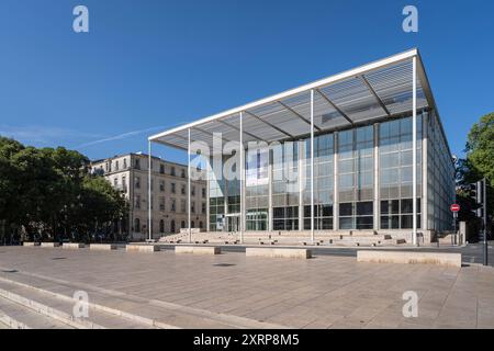 Nîmes, Gard, Frankreich - 08 04 2024 : Stadtblick auf das Wahrzeichen Carré d'Art Museum und Bibliothek, zeitgenössische Architektur von Norman Foster Stockfoto