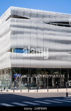 Nîmes, Gard, Frankreich - 08 04 2024 : vertikale Außenansicht der Fassade des Musée de la Romanité archäologisches Museum von Elizabeth de Portzamparc Stockfoto