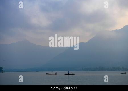 Srinagar, Jammu Und Kaschmir, Indien. August 2024. Menschen fahren Shikara-Boote im Dal See Srinagar (Bild: © Basit Zargar/ZUMA Press Wire) NUR REDAKTIONELLE VERWENDUNG! Nicht für kommerzielle ZWECKE! Stockfoto