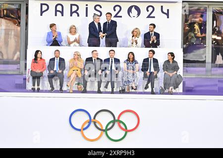 Saint Denis, Frankreich. August 2024. Der französische Präsident Emmanuel Macron und seine Frau Brigitte, Paris 2024 Präsident Tony Estanguet, die Bürgermeisterin von Paris Anne Hidalgo, der französische Ministerpräsident Gabriel Attal und die französische Sportministerin Amelie Oudea-Castera, die während der Abschlusszeremonie der Olympischen Spiele 2024 am Sonntag, den 11. August 2024 in Saint Denis, nördlich von Paris, aufgenommen wurden, Frankreich. Foto: Laurent Zabulon/ABACAPRESS. COM Credit: Abaca Press/Alamy Live News Stockfoto