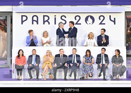 Saint Denis, Frankreich. August 2024. Der französische Präsident Emmanuel Macron und seine Frau Brigitte, Paris 2024 Präsident Tony Estanguet, die Bürgermeisterin von Paris Anne Hidalgo, der französische Ministerpräsident Gabriel Attal und die französische Sportministerin Amelie Oudea-Castera, die während der Abschlusszeremonie der Olympischen Spiele 2024 am Sonntag, den 11. August 2024 in Saint Denis, nördlich von Paris, aufgenommen wurden, Frankreich. Foto: Laurent Zabulon/ABACAPRESS. COM Credit: Abaca Press/Alamy Live News Stockfoto