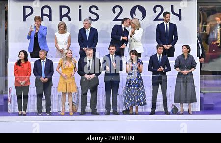 Saint Denis, Frankreich. August 2024. Der französische Präsident Emmanuel Macron und seine Frau Brigitte, Paris 2024 Präsident Tony Estanguet, die Bürgermeisterin von Paris Anne Hidalgo, der französische Ministerpräsident Gabriel Attal und die französische Sportministerin Amelie Oudea-Castera, die während der Abschlusszeremonie der Olympischen Spiele 2024 am Sonntag, den 11. August 2024 in Saint Denis, nördlich von Paris, aufgenommen wurden, Frankreich. Foto: Laurent Zabulon/ABACAPRESS. COM Credit: Abaca Press/Alamy Live News Stockfoto