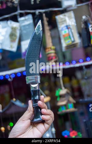 Das Kukri ist die nationale Waffe Nepals und dient traditionell der Rolle eines einfachen Gebrauchsmessers für die nepalesisch sprechenden Gurkhas Stockfoto