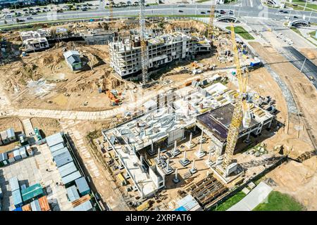 Neubau von Wohngebäuden und mehrstöckiger Parkgarage in einem Wohngebiet. Luftaufnahme. Stockfoto