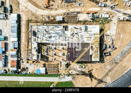 Mehrstöckiges Parkhaus im Bau. Neues städtisches Wohnviertel. Luftbild, Draufsicht. Stockfoto