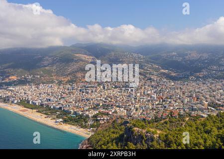 Die Stadt Alanya Türkei im Sommer von der auf einer Halbinsel vorgelagerte Burg hat man einen Rundumblick über die Stadt Alanya und auf den weltweit bekannten Strand Kleopatra Beach . Alanya Antalya Türkei *** die Stadt Alanya Türkei im Sommer vom Schloss auf einer Halbinsel vor der Küste haben Sie einen Panoramablick auf die Stadt Alanya und den weltberühmten Kleopatra Strand Alanya Antalya Türkei 2024-08-09 tuerkei alanya 02 Stockfoto