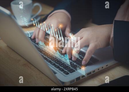 Tablet, Hologrammdiagramm und Geschäftsleute im Büro mit Laptops. Zukunft, Technologie, Mitarbeiter mit digitalen Touchscreens, Cyberstatistiken oder Stockfoto