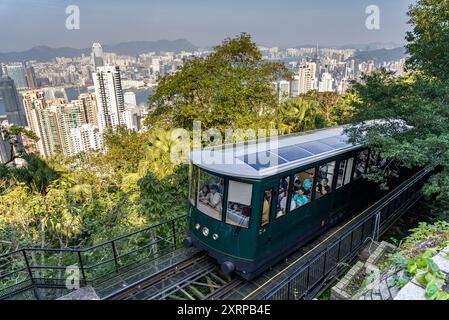 Hongkong, China - 26. November 2023: Eine Straßenbahn auf dem Victoria Peak, Victoria Peak ist ein Hügel auf der westlichen Hälfte der Insel Hongkong. Lokal als Erbse Stockfoto