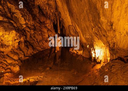 Die DamlataÅü Höhle in der Nähe von Alanya die ca. 11 km von Alanya entfernte Höhle befindet sich auf dem westlichen Abhang des Cebeli Reis Berges, 232 m über dem Meeresspiegel. Die 360m lange und 10-15m breite Höhle besteht aus vier Galerien. In der Höhle finden sich zahlreiche Stalaktite- Stalagmite- und Travertinebildungen. Am Höhlenende befindet sich ein kleiner See mit einer Fläche von ca. 200 Quadratmetern. Alanya Antalya Türkei *** die DamlataÅü-Höhle bei Alanya die Höhle befindet sich etwa 11 km von Alanya entfernt am Westhang des Berges Cebeli Reis, 232 m über dem Meeresspiegel der 360 m langen A Stockfoto