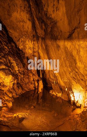 Die DamlataÅü Höhle in der Nähe von Alanya die ca. 11 km von Alanya entfernte Höhle befindet sich auf dem westlichen Abhang des Cebeli Reis Berges, 232 m über dem Meeresspiegel. Die 360m lange und 10-15m breite Höhle besteht aus vier Galerien. In der Höhle finden sich zahlreiche Stalaktite- Stalagmite- und Travertinebildungen. Am Höhlenende befindet sich ein kleiner See mit einer Fläche von ca. 200 Quadratmetern. Alanya Antalya Türkei *** die DamlataÅü-Höhle bei Alanya die Höhle befindet sich etwa 11 km von Alanya entfernt am Westhang des Berges Cebeli Reis, 232 m über dem Meeresspiegel der 360 m langen A Stockfoto