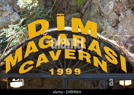 Eingang zur DamlataÅü Höhle in der Nähe von Alanya die ca. 11 km von Alanya entfernte Höhle befindet sich auf dem westlichen Abhang des Cebeli Reis Berges, 232 m über dem Meeresspiegel. Die 360m lange und 10-15m breite Höhle besteht aus vier Galerien. In der Höhle finden sich zahlreiche Stalaktite- Stalagmite- und Travertinebildungen. Am Höhlenende befindet sich ein kleiner See mit einer Fläche von ca. 200 Quadratmetern. Alanya Antalya Türkei *** Eingang zur DamlataÅü Höhle bei Alanya die Höhle befindet sich etwa 11 km von Alanya entfernt am Westhang des Berges Cebeli Reis, 232 m über dem Meeresspiegel Stockfoto