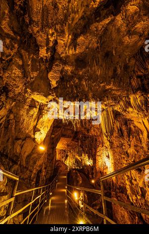 Die DamlataÅü Höhle in der Nähe von Alanya die ca. 11 km von Alanya entfernte Höhle befindet sich auf dem westlichen Abhang des Cebeli Reis Berges, 232 m über dem Meeresspiegel. Die 360m lange und 10-15m breite Höhle besteht aus vier Galerien. In der Höhle finden sich zahlreiche Stalaktite- Stalagmite- und Travertinebildungen. Am Höhlenende befindet sich ein kleiner See mit einer Fläche von ca. 200 Quadratmetern. Alanya Antalya Türkei *** die DamlataÅü-Höhle bei Alanya die Höhle befindet sich etwa 11 km von Alanya entfernt am Westhang des Berges Cebeli Reis, 232 m über dem Meeresspiegel der 360 m langen A Stockfoto