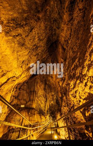 Die DamlataÅü Höhle in der Nähe von Alanya die ca. 11 km von Alanya entfernte Höhle befindet sich auf dem westlichen Abhang des Cebeli Reis Berges, 232 m über dem Meeresspiegel. Die 360m lange und 10-15m breite Höhle besteht aus vier Galerien. In der Höhle finden sich zahlreiche Stalaktite- Stalagmite- und Travertinebildungen. Am Höhlenende befindet sich ein kleiner See mit einer Fläche von ca. 200 Quadratmetern. Alanya Antalya Türkei *** die DamlataÅü-Höhle bei Alanya die Höhle befindet sich etwa 11 km von Alanya entfernt am Westhang des Berges Cebeli Reis, 232 m über dem Meeresspiegel der 360 m langen A Stockfoto