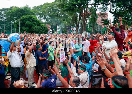 Dhaka, Bangladesch. August 2024. Mitglieder der hinduistischen Gemeinde Bangladesch protestieren gegen die Angriffe auf Häuser, Tempel, Geschäfte und verschiedene Teile des Landes, nachdem der ehemalige Premierminister Scheich Hasina am 11. August 2024 in Dhaka, Bangladesch, zurückgetreten und aus dem Land geflohen war. Foto: Suvra Kanti das/ABACAPRESS. COM Credit: Abaca Press/Alamy Live News Stockfoto