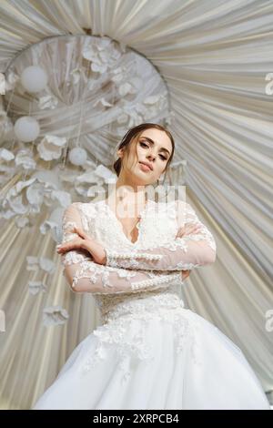 Porträt einer schönen Braut mit gefalteten Armen, Tiefwinkelansicht Stockfoto