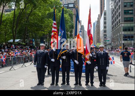 New York, Usa. August 2024. NEW YORK, NEW YORK – 11. AUGUST: FDNY Color Guard (Fire Department of New York) nimmt am 11. August 2024 an der Dominican Day Parade auf der 6th Avenue Teil. Die National Dominican Day Parade feierte 42 Jahre Marsch auf der Sixth Avenue in Manhattan. Die Parade feiert dominikanische Kultur, Folklore und Traditionen. Quelle: Ron Adar/Alamy Live News Stockfoto